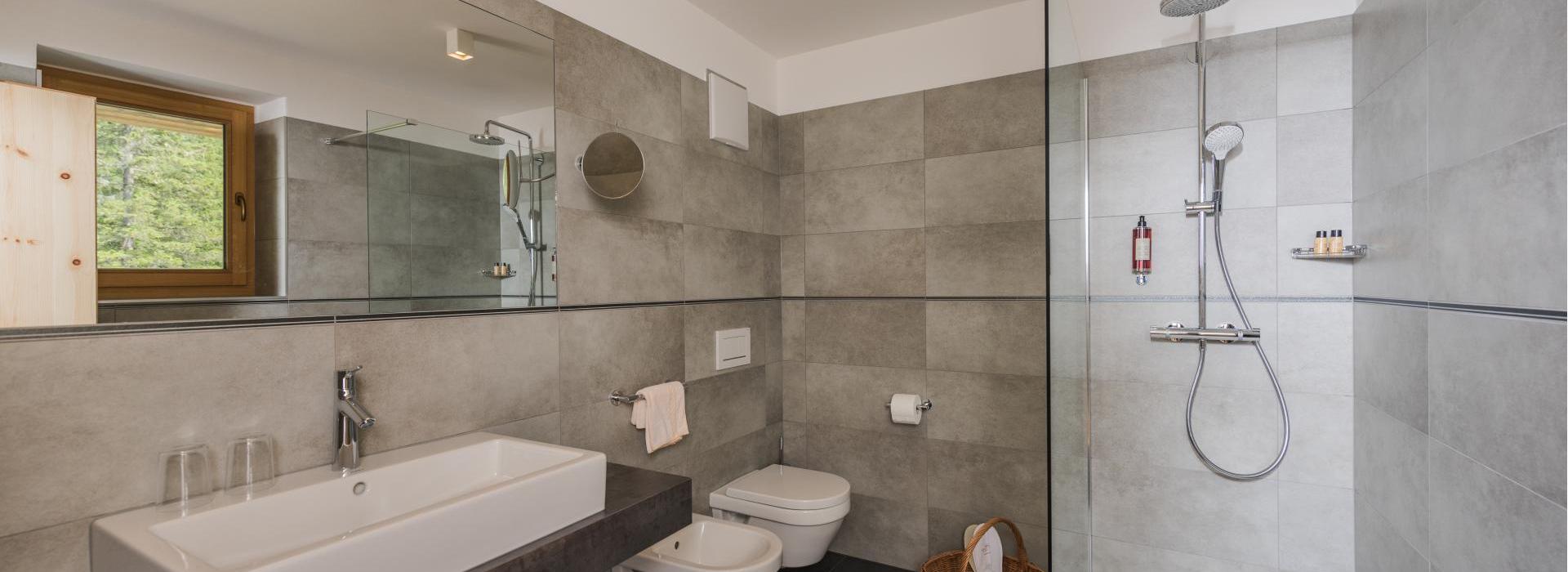 Badezimmer des Doppelzimmers Comfort mit Dusche, Waschtisch, WC und Bidet