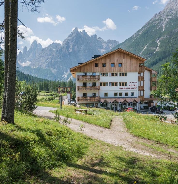 dolomitenhof-hotel-aussenansicht