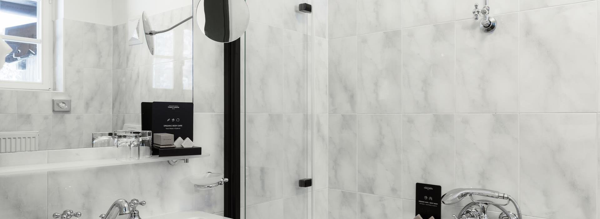 Badezimmer des Comfort Chalets mit Waschtisch und Badewanne