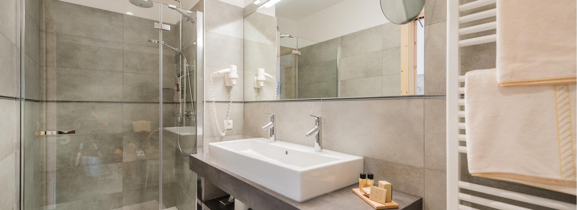 Badezimmer der Juniorsuite Süd mit Dusche und Doppelwaschbecken
