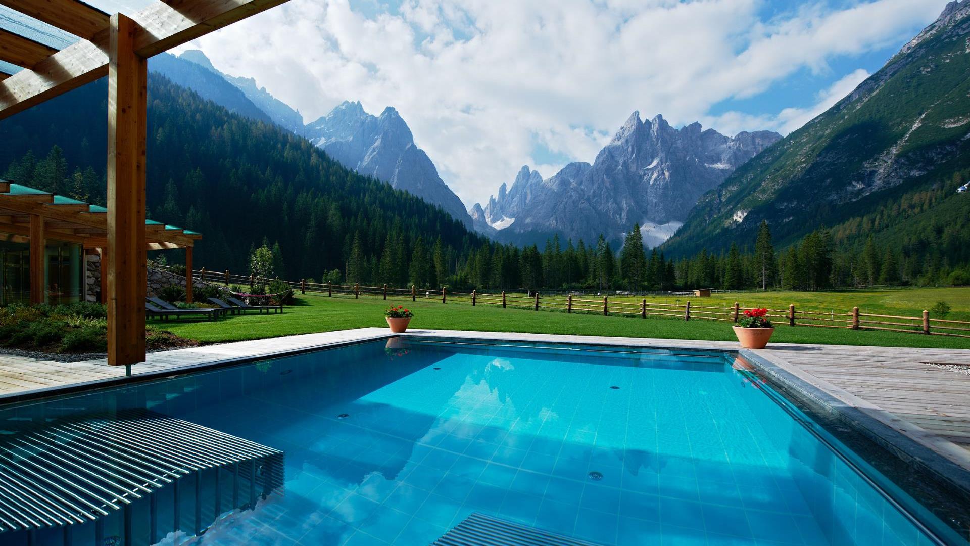 Der Außenpool mit Whirlbänken und Blick auf die Dolomiten