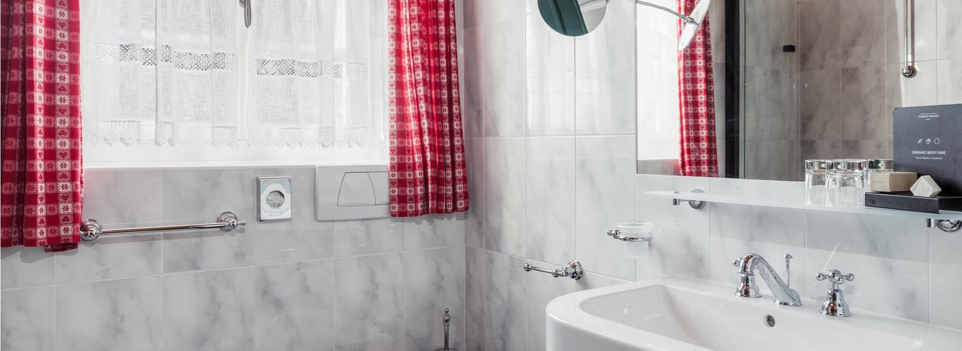 Bathroom of the Romantic Room Chalet with shower, washbasin, bidet and WC
