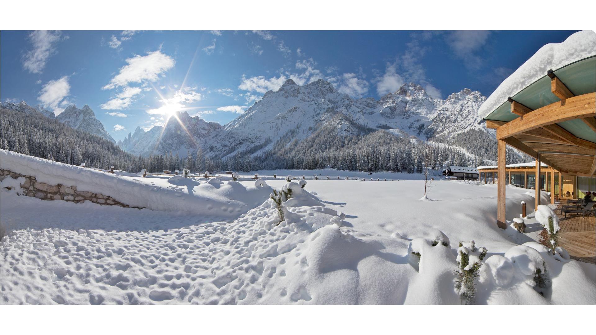 Blick auf die Berge vom Badehaus im Winter