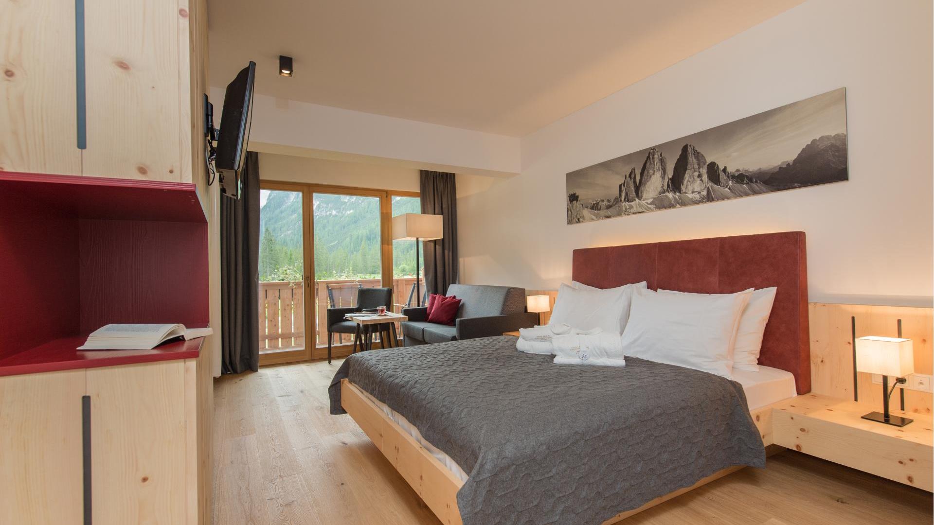 Doppelzimmer Sepp Innerkofler Süd mit Sitzecke und Balkon