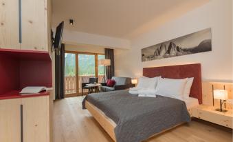 Camera doppia Sepp Innerkofler Sud con angolo salotto e balcone