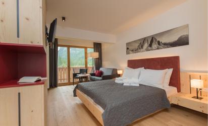 Doppelzimmer Sepp Innerkofler Süd mit Sitzecke und Balkon