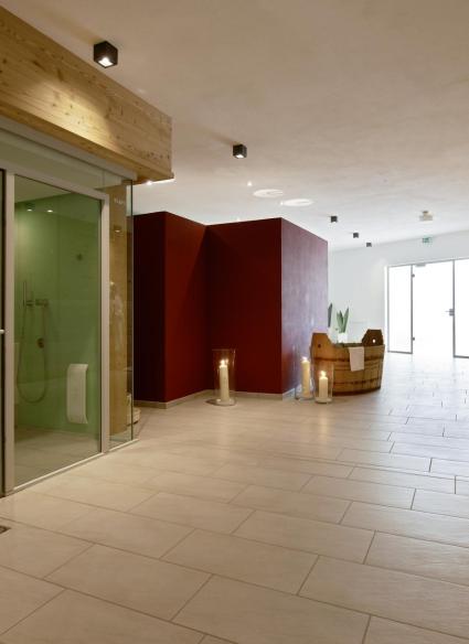 dolomitenhof-wellness-badehaus-saunabereich