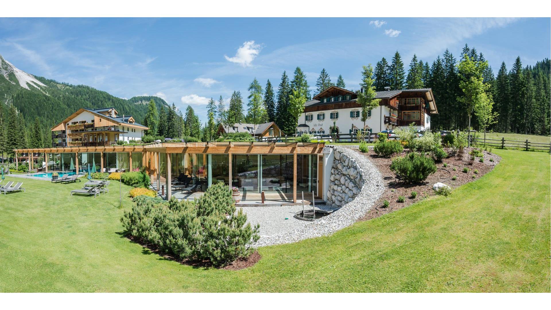 Hotel Dolomitenhof con oasi wellness e giardino in estate
