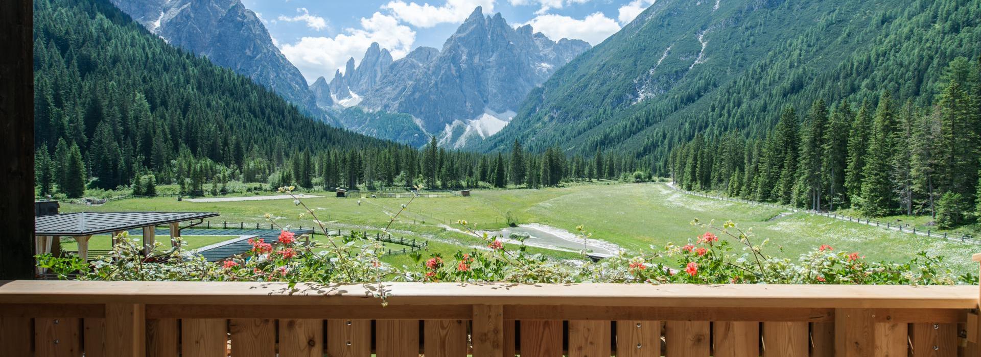 Der Balkon des Doppelzimmers Sepp Innerkofler Süd mit Blick auf das Fischleintal und die Sextner Bergsonnenuhr