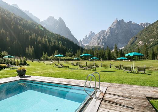 Piscina esterna e giardino