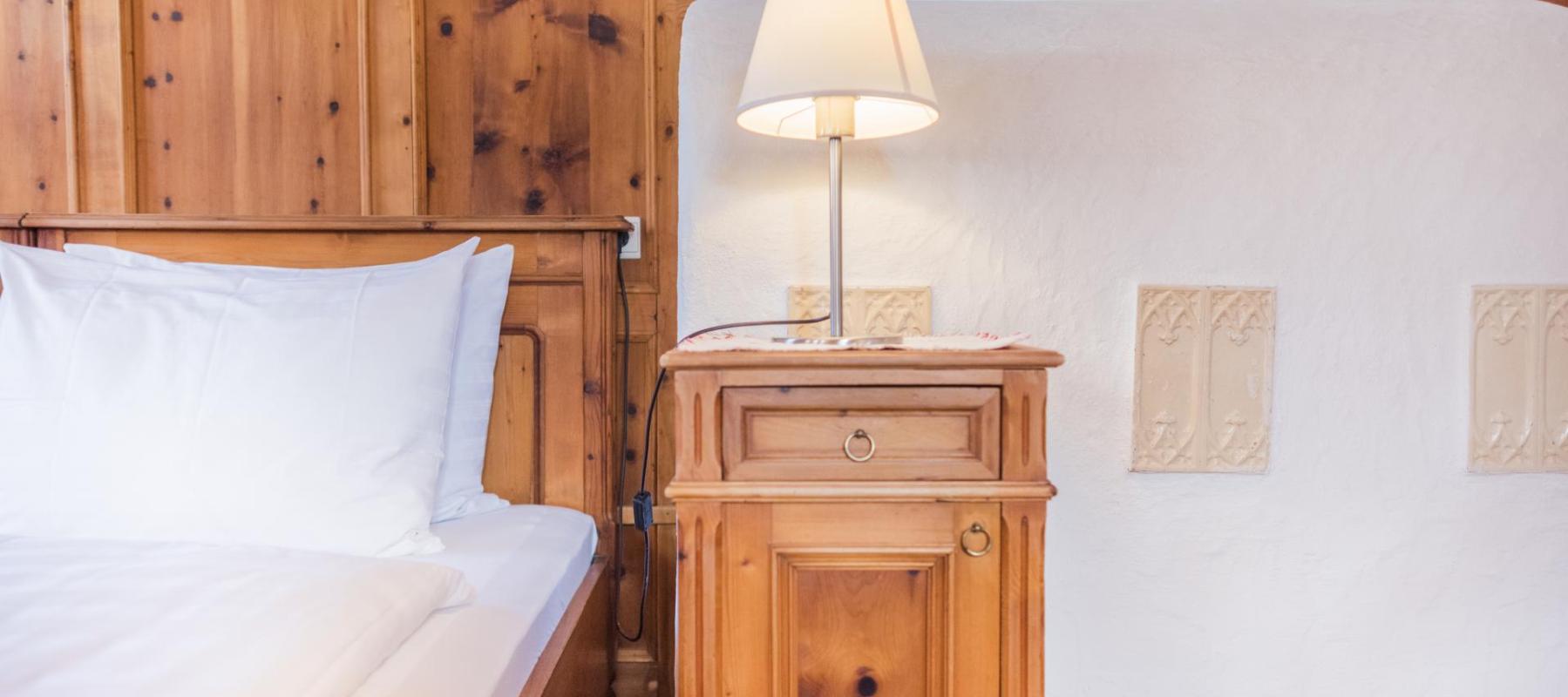 Ein Bett und ein Nachttisch