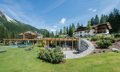 Hotel Dolomitenhof mit Badehaus