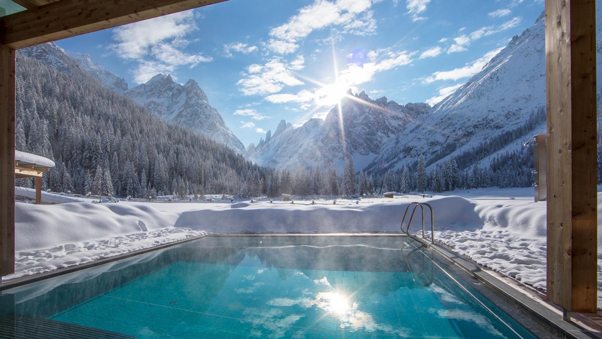 dolomitenhof-wellness-pool-aussen-winter-05