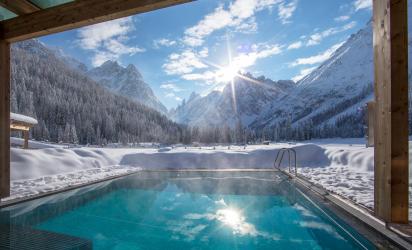 Der Außenpool mit Blick auf die Dolomiten im Winter