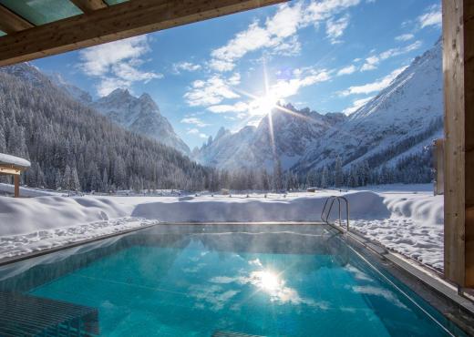 Der Außenpool mit Blick auf die Dolomiten im Winter