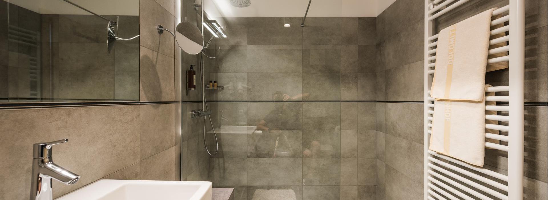 Bagno della Family Suite con doccia e lavabo
