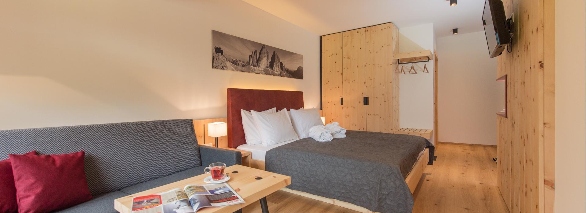Doppelzimmer Sepp Innerkofler Süd mit Sitzecke und Fernseher