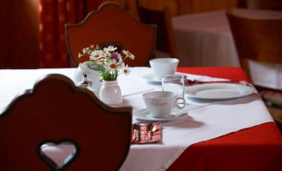 Ein Frühstückstisch in der Stube
