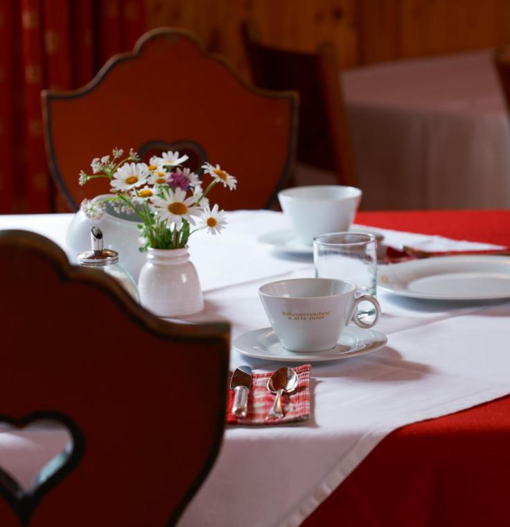 Un tavolo apparecchiato per la colazione nella stube