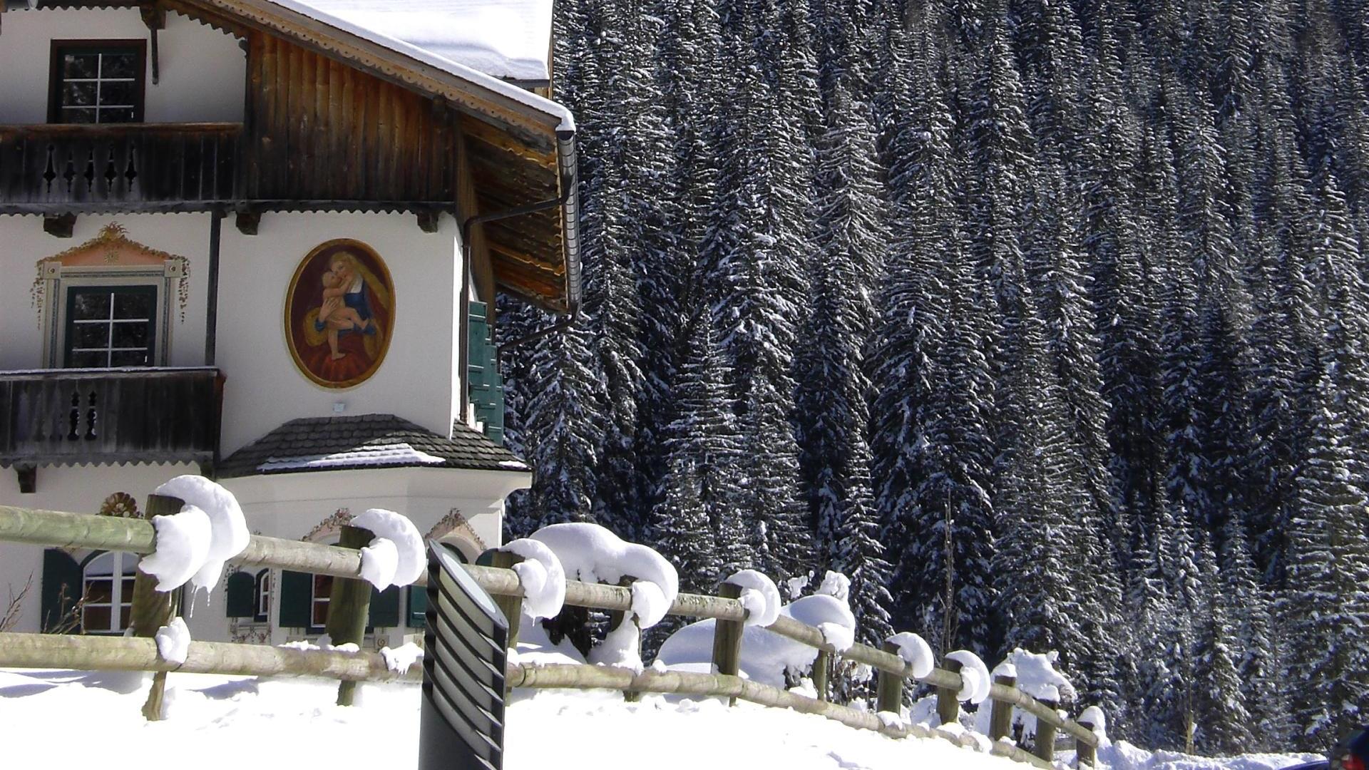 Die Alte Post und die Berge im Winter