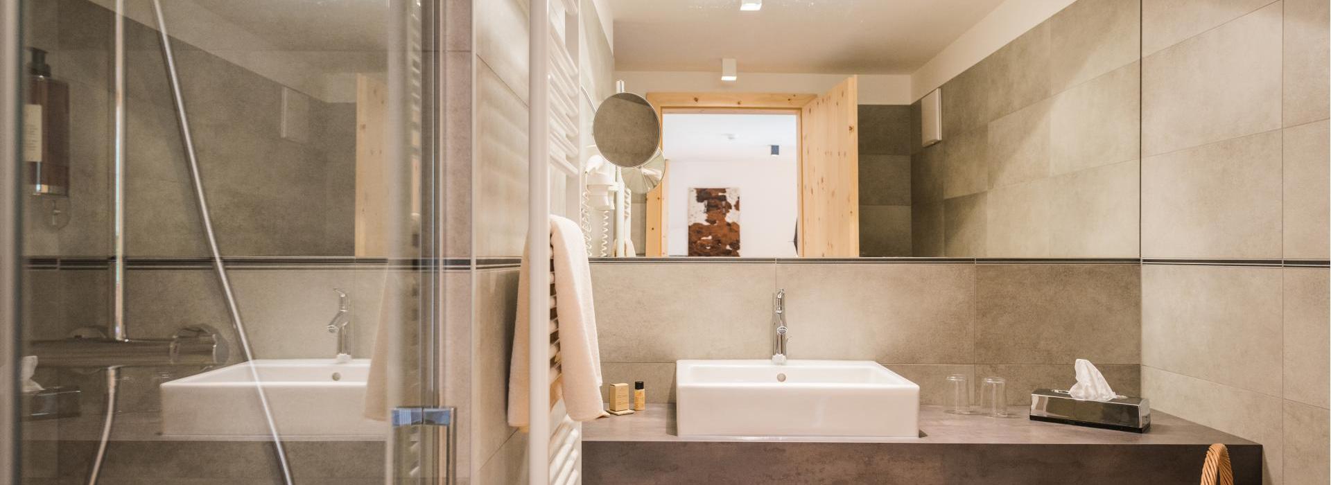 Badezimmer des Doppelzimmers Superior Süd mit Waschtisch und Dusche