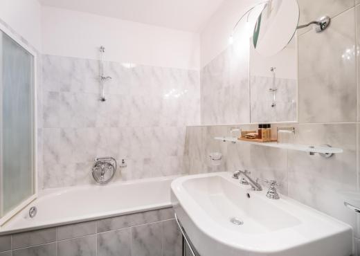 Il bagno di uno chalet con vasca e lavabo