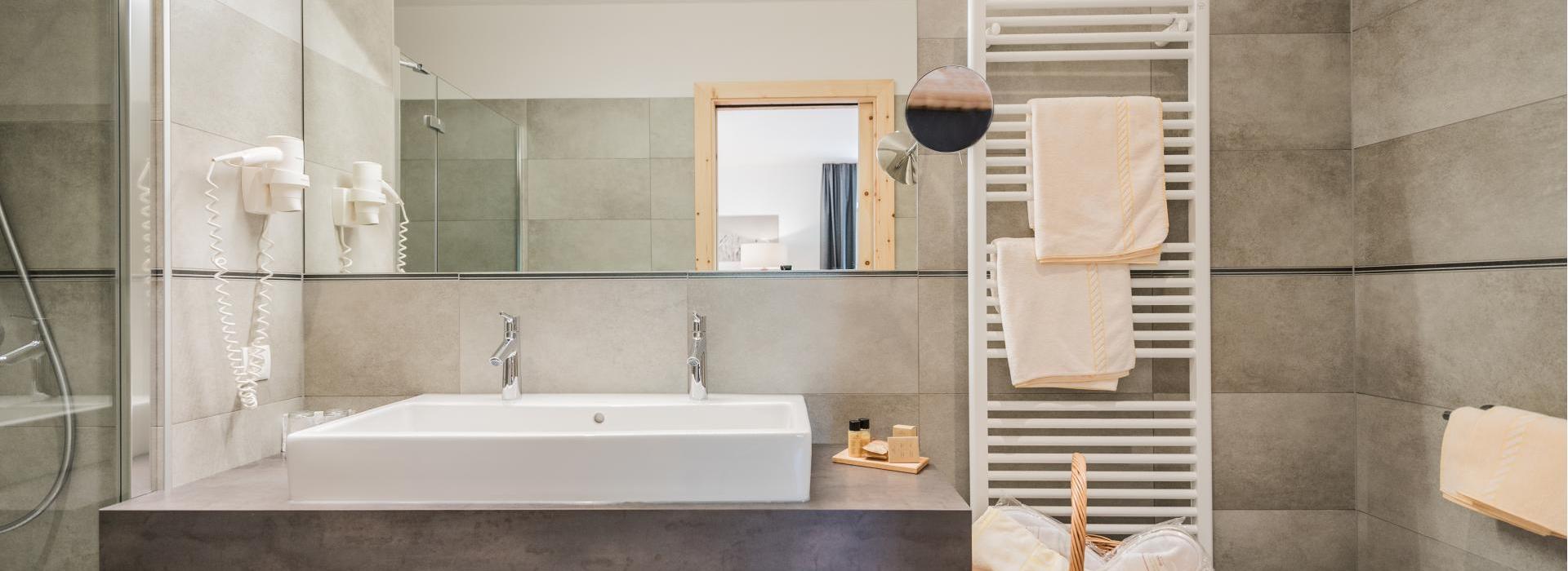 Badezimmer der Juniorsuite Süd mit Dusche, Doppelwaschbecken und Bidet
