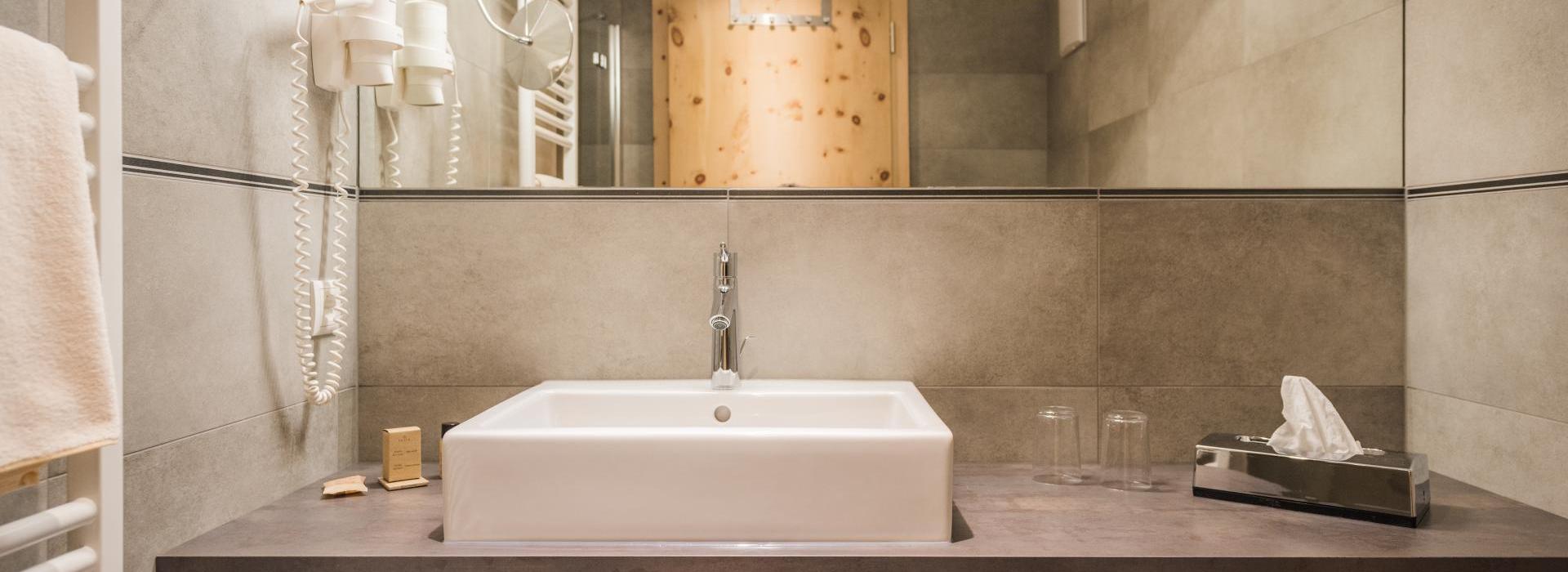 Der Waschtisch im Badezimmer des Doppelzimmers Superior Süd