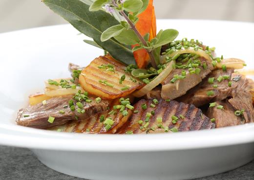 Ein Hauptgericht mit Fleisch