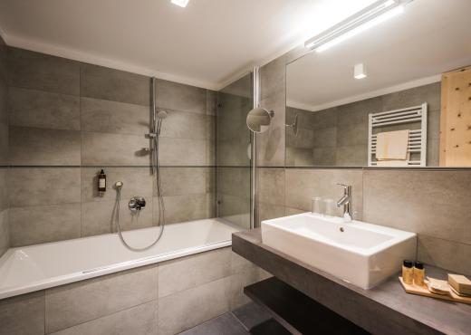 Badezimmer der Family Suite mit Badewanne und Waschtisch