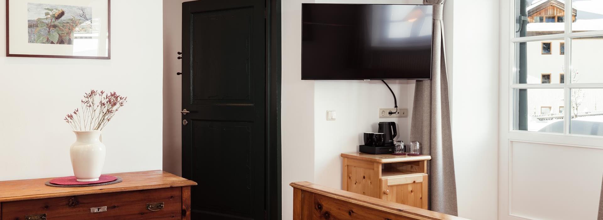 Schlafbereich der Suite Chalet mit Doppelbett und Fernseher