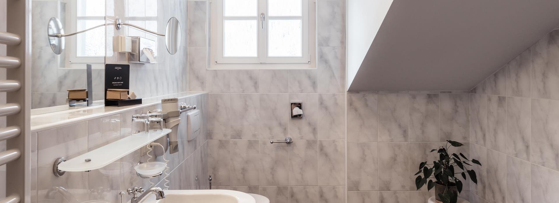Badezimmer der Suite Chalet mit Waschbecken, Badewanne, Bidet und WC