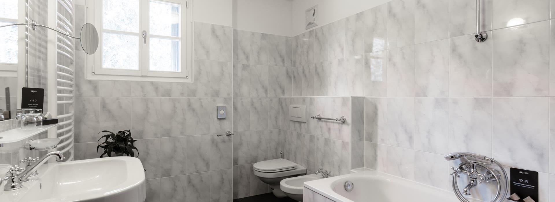 Badezimmer des Superior Chalets mit Badwanne, Waschbecken, WC und Bidet