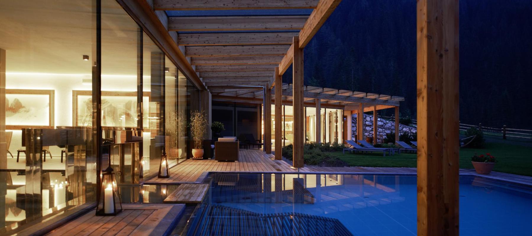 dolomitenhof-wellness-badehaus-aussen-nacht