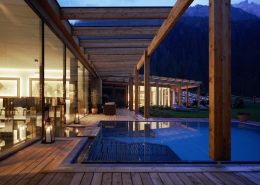 dolomitenhof-wellness-badehaus-aussen-nacht