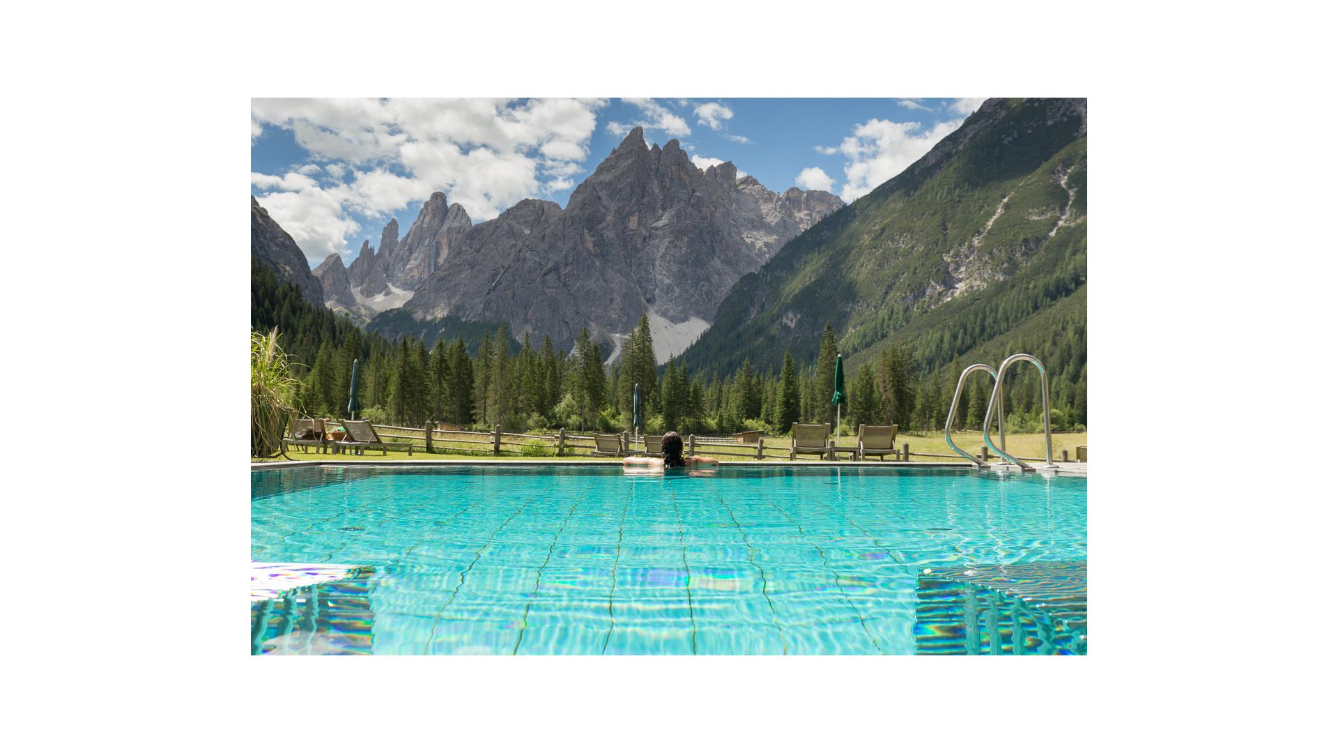 Una donna nella piscina esterna