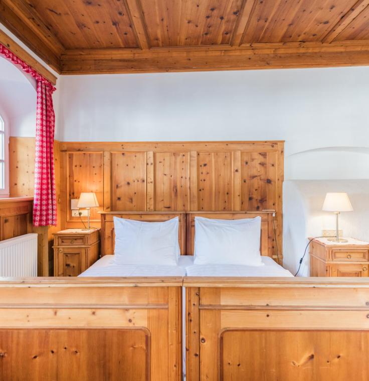 Il letto matrimoniale della camera Romantik Chalet