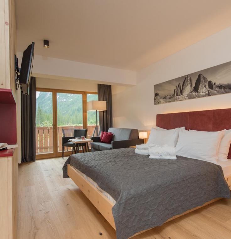 Doppelzimmer Sepp Innerkofler Süd mit Sitzecke und Balkon