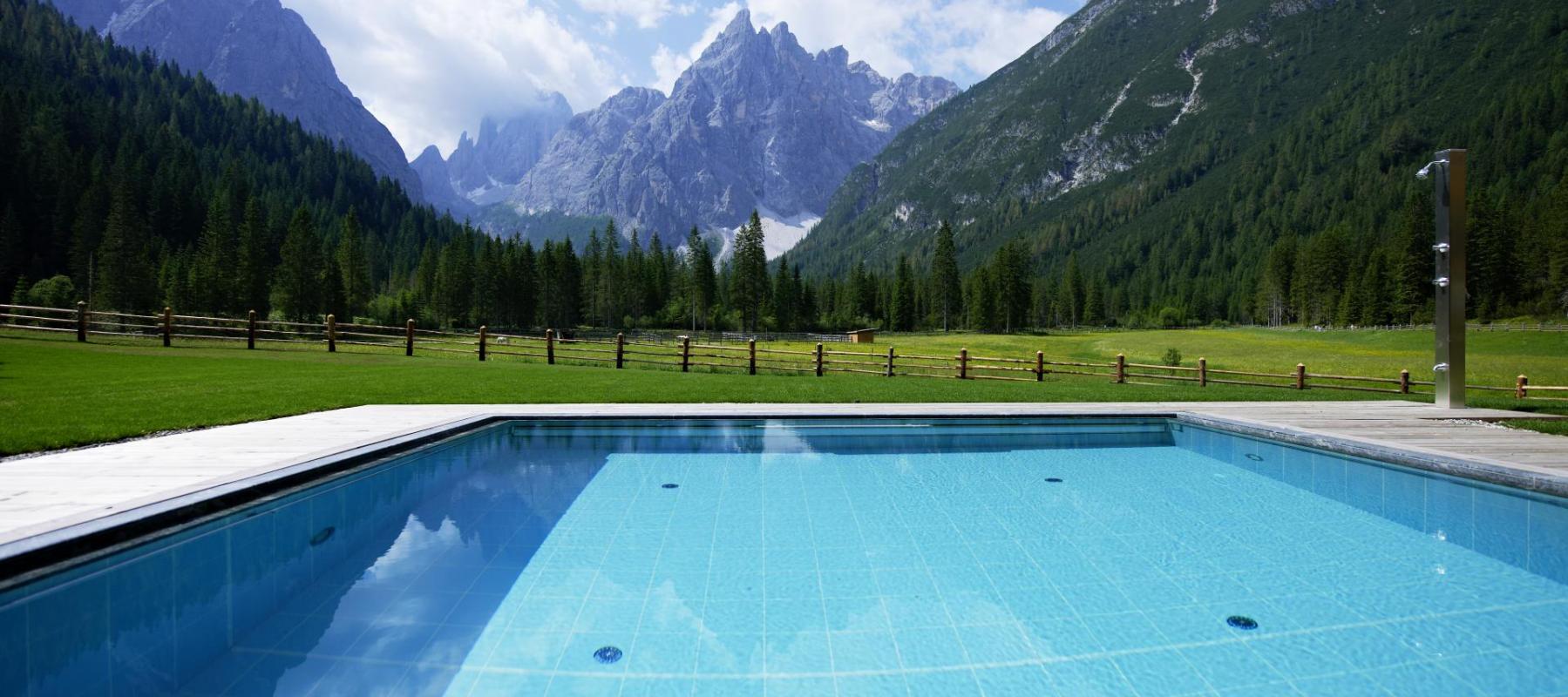 dolomitenhof-wellness-pool-aussen-sommer