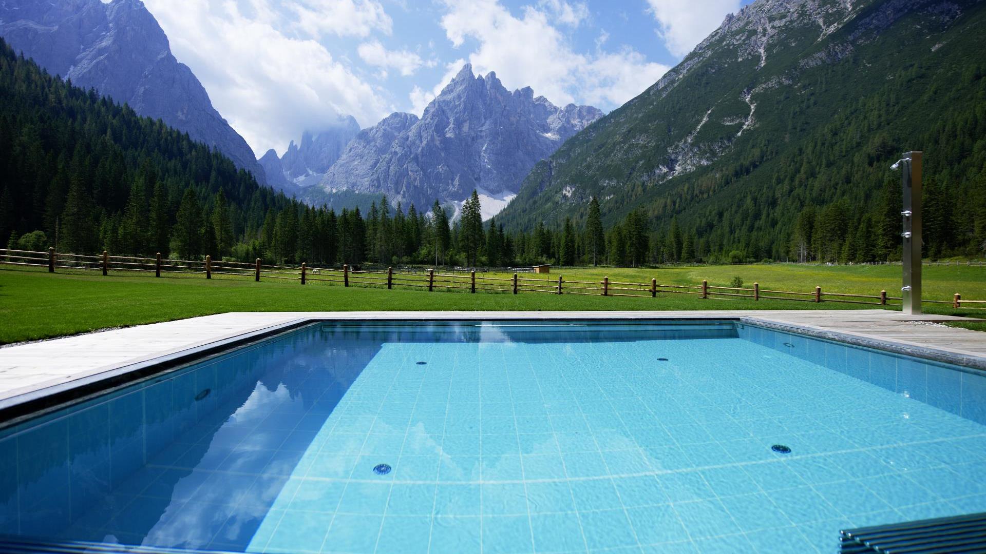 dolomitenhof-wellness-pool-aussen-sommer