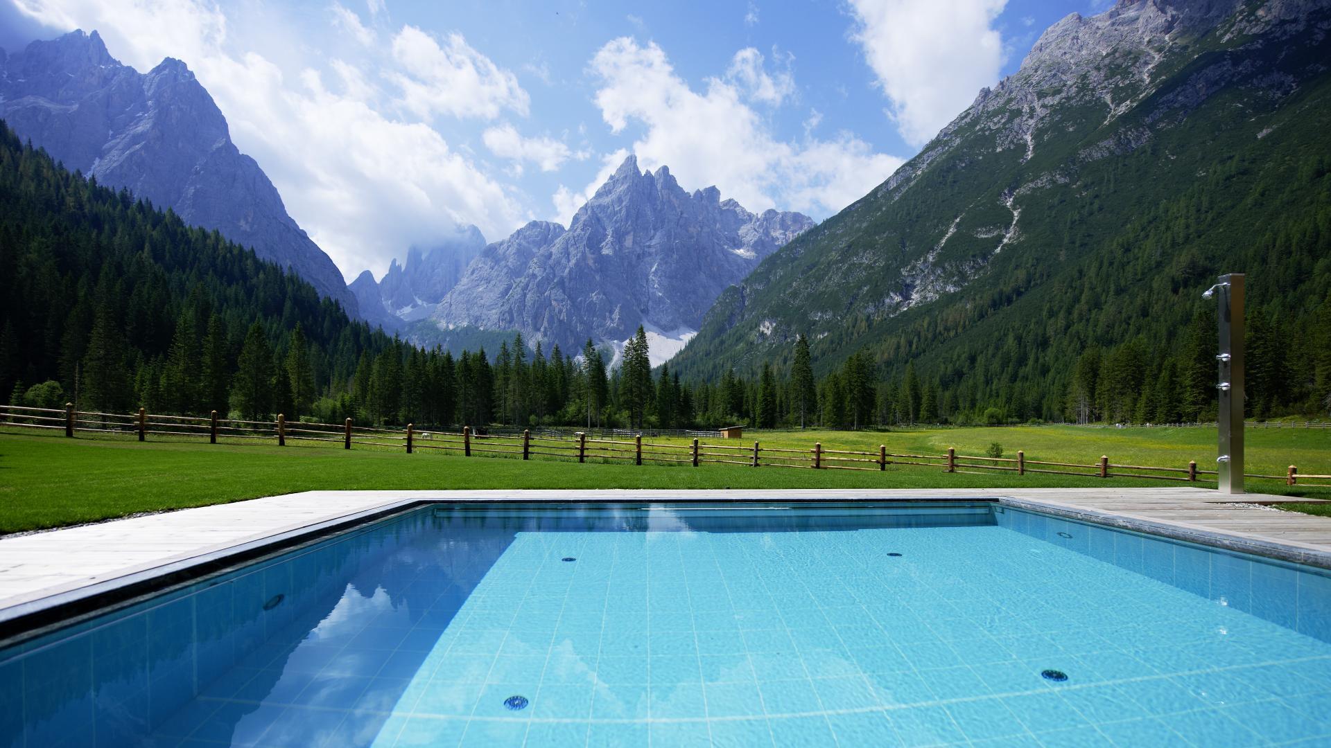 dolomitenhof-wellness-pool-aussen-sommer