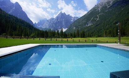 Der Außenpool im Sommer