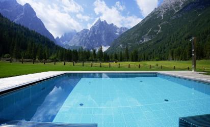 dolomitenhof-wellness-pool-aussen-sommer