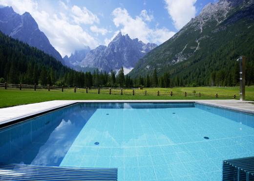 dolomitenhof-wellness-pool-aussen-sommer