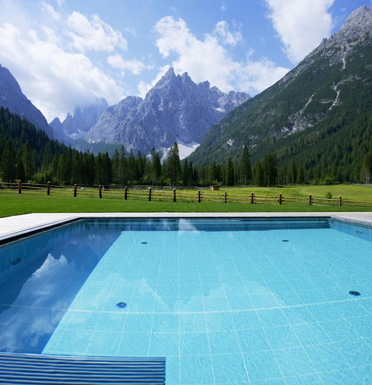 Der Außenpool im Sommer