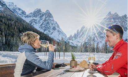 Zwei Personen auf der Terrasse des Bistros im Winter