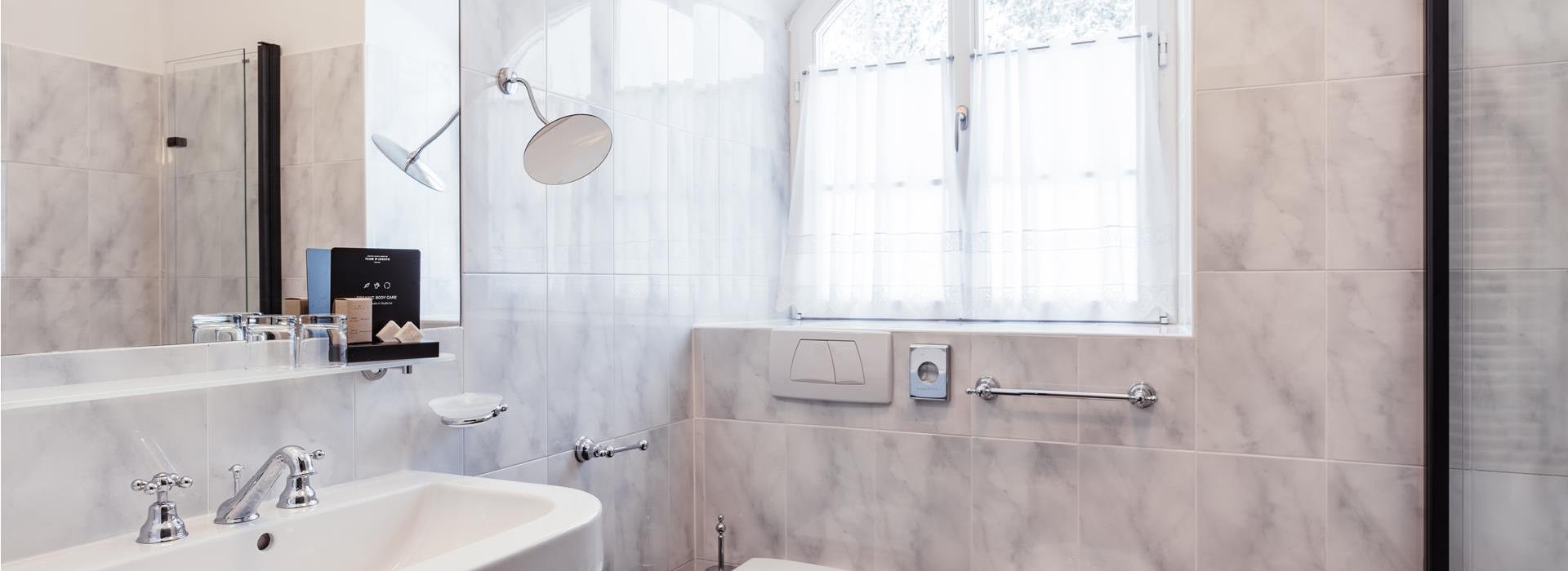 Badezimmer der Suite Chalet mit Waschbecken, Badewanne, WC und Bidet