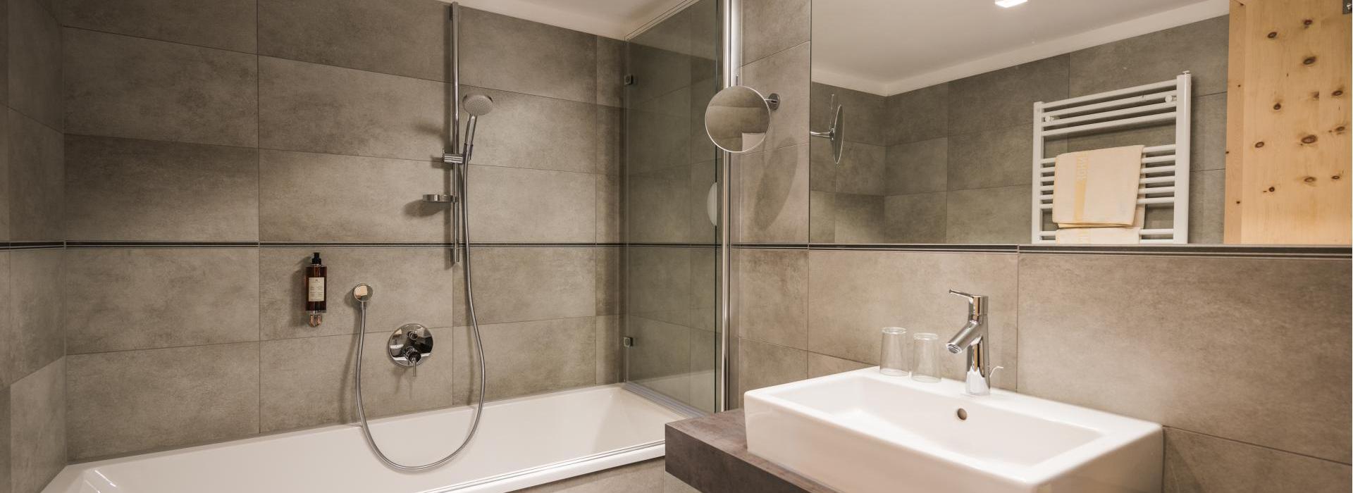 Badezimmer der Family Suite mit Badewanne und Waschtisch